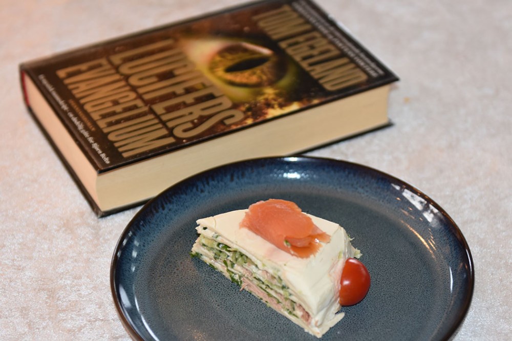 Egeland, Tom (2009) «Lucifers evangelium», Aschehoug OG Tortillakake med tunfisk, røket laks og agurk Ingredienser 1 pakke Hvetetorillas (små, myke) 1 dl Rømme 1 pk Philadelphia (200 g) 1 Agurk (raspet) 1 bunt Persille (hakket) 1 bx Tunfisk (i vann eller olje) 4 – 6 skiver Røket laks Cherrytomater (valgfritt) https://heidisboble.no/ @heidisboble