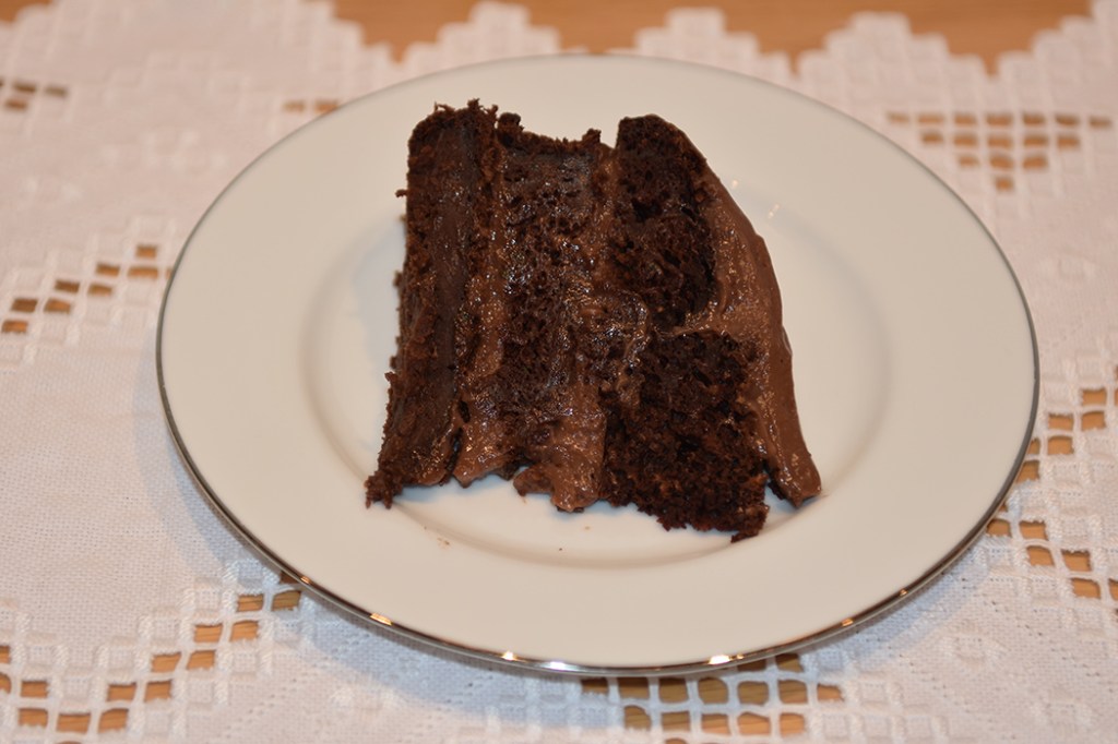 Vegansk Sjokoladekake med squash og eplemos Ingredienser 500 g Hvetemel 250 g Rørsukker (vegansk = ikke raffinert) 100 g Kakaopulver 3 ts Bakepulver 1 ts Natron 1 ½ ts Vaniljeekstrakt 7 ½ dl Havremelk 150 g Eplemos (vegansk) 2 ½ ts Eplesider eddik 450 g Squash (raspet, ca 7 ½ dl) Fyll og Topping: 225 g Smør (melkefritt og mykt) 3 ss Havremelk 40 g Kakaopulver 10 dl Melis Alternativt: 100 Margarin (melkefri eller vegansk) 200 g Kremost (melkefritt og mykt) 3 ss Havremelk 40 g Kakaopulver 1 ts Vanilje ekstrakt Ca 400 g Melis https://heidisboble.no/ @heidisboble