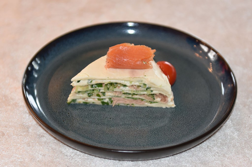 Tortillakake med tunfisk, røket laks og agurk Ingredienser 1 pakke Hvetetorillas (små, myke) 1 dl Rømme 1 pk Philadelphia (200 g) 1 Agurk (raspet) 1 bunt Persille (hakket) 1 bx Tunfisk (i vann eller olje) 4 – 6 skiver Røket laks Cherrytomater (valgfritt) https://heidisboble.no/ @heidisboble