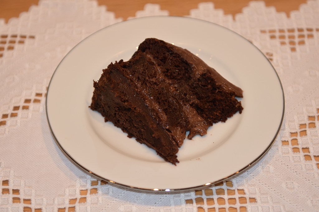 Vegansk Sjokoladekake med squash og eplemos Ingredienser 500 g Hvetemel 250 g Rørsukker (vegansk = ikke raffinert) 100 g Kakaopulver 3 ts Bakepulver 1 ts Natron 1 ½ ts Vaniljeekstrakt 7 ½ dl Havremelk 150 g Eplemos (vegansk) 2 ½ ts Eplesider eddik 450 g Squash (raspet, ca 7 ½ dl) Fyll og Topping: 225 g Smør (melkefritt og mykt) 3 ss Havremelk 40 g Kakaopulver 10 dl Melis Alternativt: 100 Margarin (melkefri eller vegansk) 200 g Kremost (melkefritt og mykt) 3 ss Havremelk 40 g Kakaopulver 1 ts Vanilje ekstrakt Ca 400 g Melis https://heidisboble.no/ @heidisboble