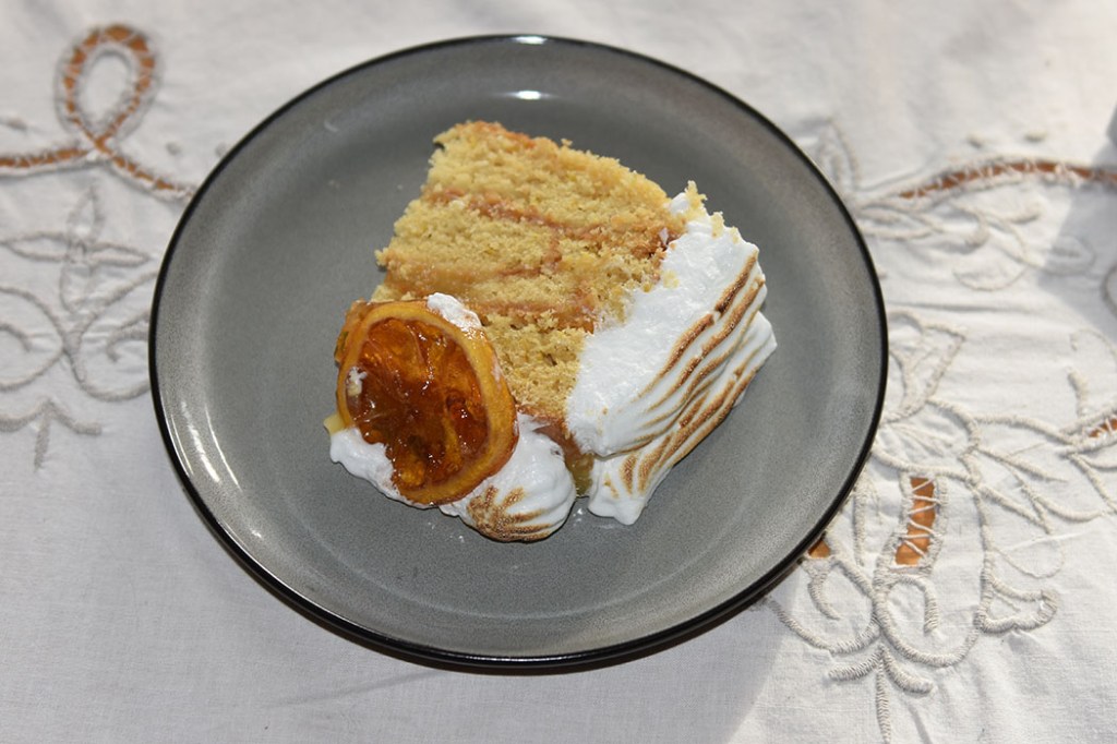 Sitronmarengskake Ingredienser Sitronkrem: 200 g Sukker 3 Sitroner (skall) 150 g Sitronsaft (ca 1 ½ dl) 3 Egg store 1 ss Maisenna Kakebunnen: 85 g Sukker 50 g Vann (½ dl) 300 g Smør (mykt) 200 g Sukker 75 g Sukker (lyst brunt) 300 g Hvetemel 4 ts Bakepulver 5 Egg (romtempererte) 25 g Maisenna 4 Sitroner (skall) Karamelliserte sitronskiver: 1 Sitron (skivet) 350 g Vann (3 ½ dl) 175 g Sukker Italiensk marengs: 250 g Sukker 150 g Vann (1 ¾ dl) 5 Eggehviter ½ ts Eddik https://heidisboble.no/ @heidisboble