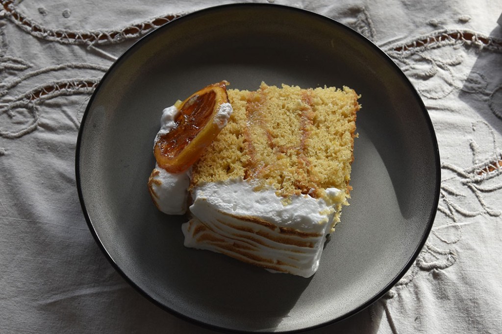 Sitronmarengskake Ingredienser Sitronkrem: 200 g Sukker 3 Sitroner (skall) 150 g Sitronsaft (ca 1 ½ dl) 3 Egg store 1 ss Maisenna Kakebunnen: 85 g Sukker 50 g Vann (½ dl) 300 g Smør (mykt) 200 g Sukker 75 g Sukker (lyst brunt) 300 g Hvetemel 4 ts Bakepulver 5 Egg (romtempererte) 25 g Maisenna 4 Sitroner (skall) Karamelliserte sitronskiver: 1 Sitron (skivet) 350 g Vann (3 ½ dl) 175 g Sukker Italiensk marengs: 250 g Sukker 150 g Vann (1 ¾ dl) 5 Eggehviter ½ ts Eddik https://heidisboble.no/ @heidisboble