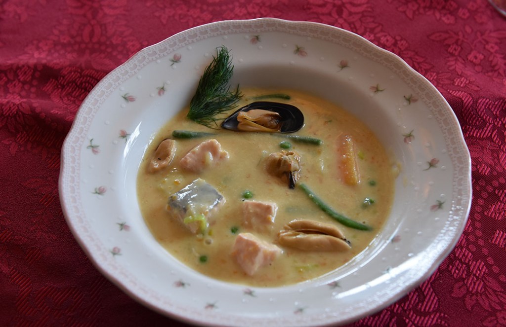 Festfin Fiskesuppe med blåskjell og laks Porsjoner Tid Vanskelighetsgrad 4 -6 30 min. Enkel Ingredienser: 1 Løk (hakkes) 1 Gulrot (hakkes) 1 stilk Selleri (hakkes) ½ Purreløk (i skiver) 2 ss Smør 1kg Blåskjell (friske) 1 dl Hvitvin 2 Sjalottløk (finhakket) 1 ss Olje (oliven) 2 ss Hvetemel (strøkne) 8 dl Fiskekraft 1 dl Fløte 50 g Erter (valgfritt) 50 g Brekkbønner Ca 300 g Laks (i terninger) 500 g Blåskjell Salt, pepper, persille https://heidisboble.no/ @heidisboble