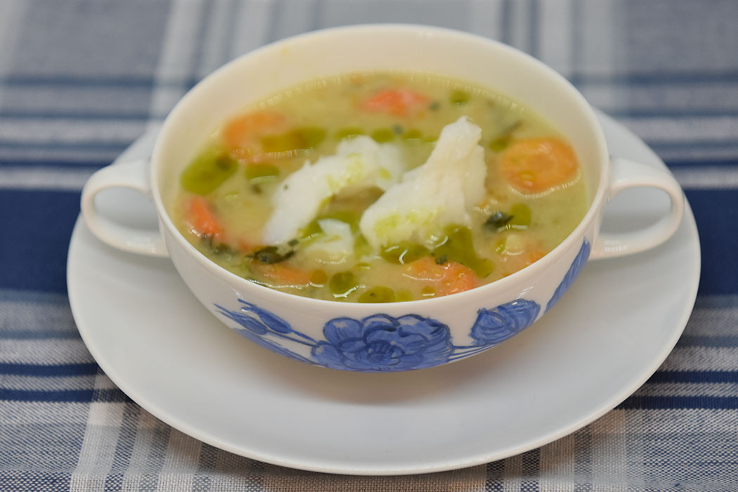 Fiskesuppe med dillolje Porsjoner Tid Vanskelighetsgrad 3 30 min. Enkel Ingredienser: 1 Løk (hakkes) 1 Gulrot (hakkes) 1 stilk Selleri (hakkes) 2-3 Gulerøtter (i skiver) ½ Purreløk (i skiver) 2 ss Smør 2 ss Hvetemel (strøkne) 8 dl Fiskekraft 2 dl Melk Ca 300 g Torsk (i litt store biter) Salt, pepper, persille Dillolje: 1 ½ - 2 Dill (krukker) 2 dl Olje (soya) Salt https://heidisboble.no/ @heidisboble