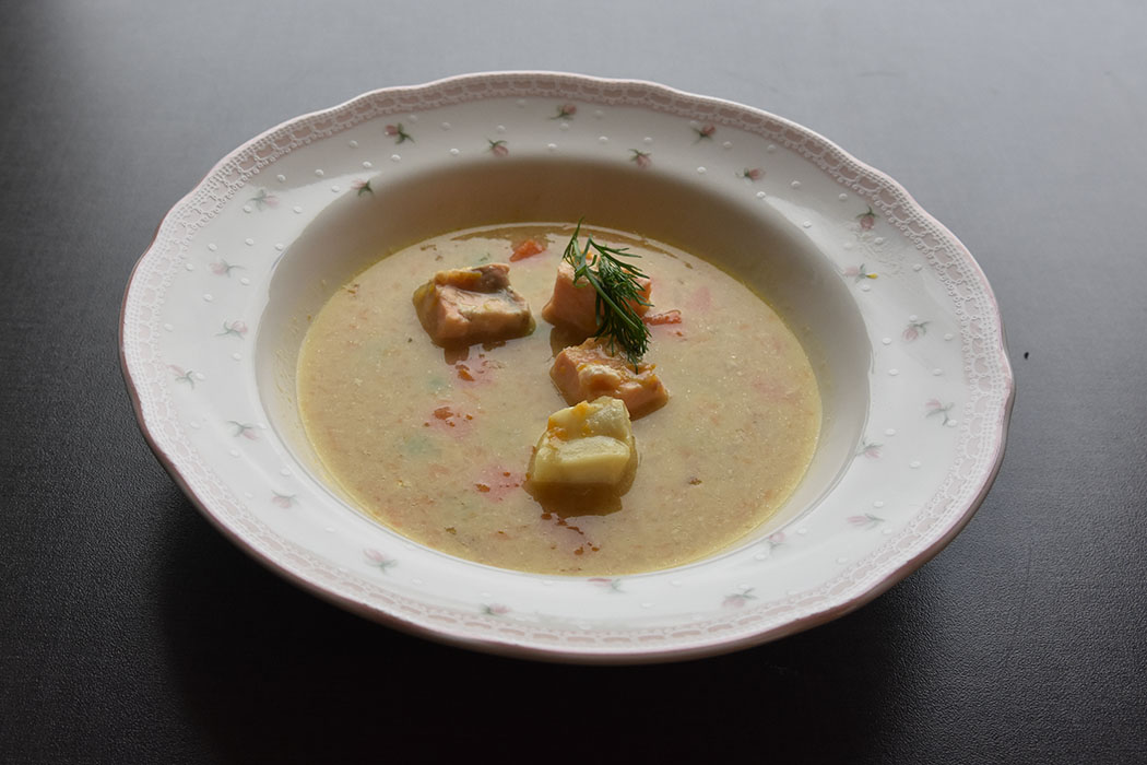 Heidis Fiskesuppe Porsjoner Tid Vanskelighetsgrad 3-4 30 min. Enkel Ingredienser 1 Løk (hakkes) 1 Gulrot (hakkes) 1 stilk Selleri (hakkes) 1 Paprika (i biter -valgfritt) ½ Purreløk (i skiver) 2 ss Smør 2 ss Hvetemel (strøkne) 8 dl Fiskekraft ½ dl Fløte 50 g Amerikansk grønnsaksblanding (valgfritt) Ca 300 g Fisk (i terninger) for eksempel laks og torsk Salt, pepper, persille https://heidisboble.no/ @heidisboble