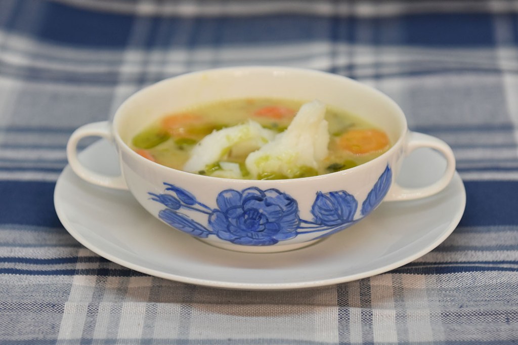 Fiskesuppe med dillolje Porsjoner Tid Vanskelighetsgrad 3 30 min. Enkel Ingredienser: 1 Løk (hakkes) 1 Gulrot (hakkes) 1 stilk Selleri (hakkes) 2-3 Gulerøtter (i skiver) ½ Purreløk (i skiver) 2 ss Smør 2 ss Hvetemel (strøkne) 8 dl Fiskekraft 2 dl Melk Ca 300 g Torsk (i litt store biter) Salt, pepper, persille Dillolje: 1 ½ - 2 Dill (krukker) 2 dl Olje (soya) Salt https://heidisboble.no/ @heidisboble