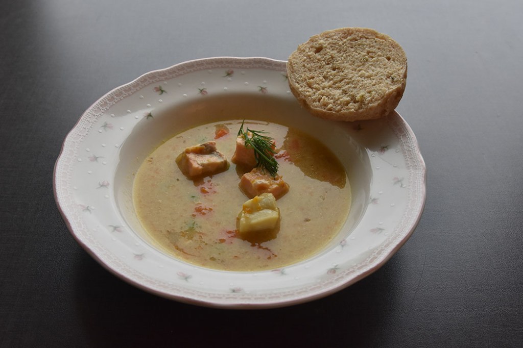 Heidis Fiskesuppe Porsjoner Tid Vanskelighetsgrad 3-4 30 min. Enkel Ingredienser 1 Løk (hakkes) 1 Gulrot (hakkes) 1 stilk Selleri (hakkes) 1 Paprika (i biter -valgfritt) ½ Purreløk (i skiver) 2 ss Smør 2 ss Hvetemel (strøkne) 8 dl Fiskekraft ½ dl Fløte 50 g Amerikansk grønnsaksblanding (valgfritt) Ca 300 g Fisk (i terninger) for eksempel laks og torsk Salt, pepper, persille https://heidisboble.no/ @heidisboble