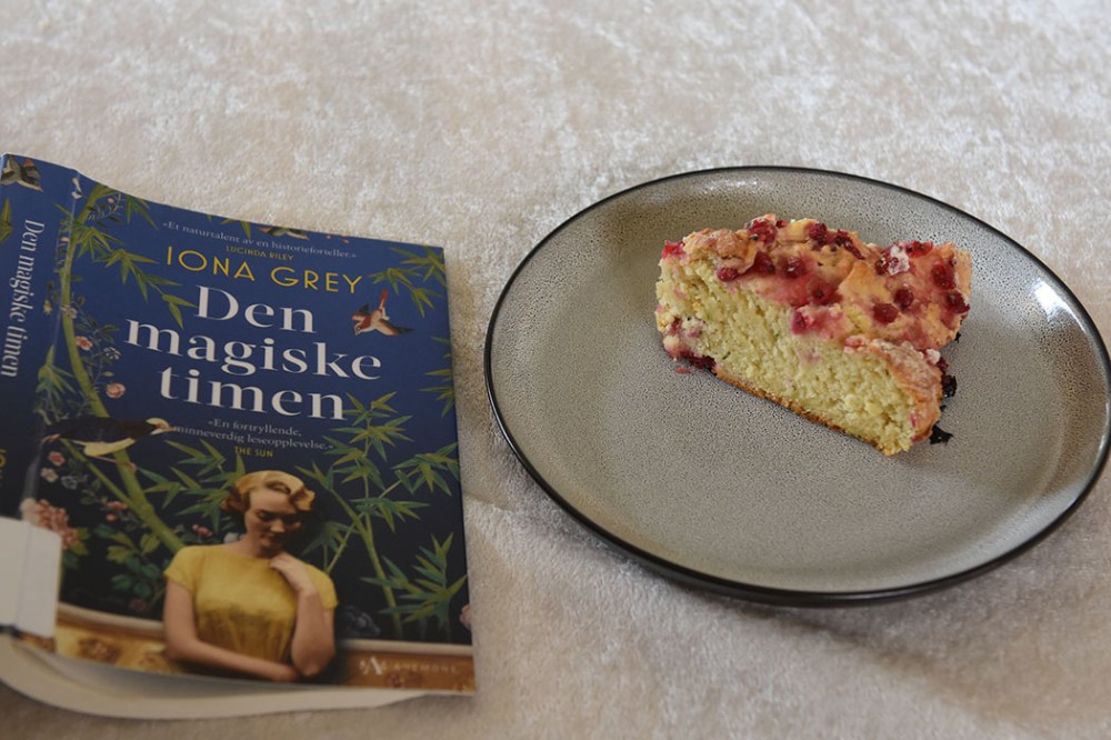 Grey, Iona (2020) «Den magiske timen», Bastion forlag OG Scones med rips og squash Ingredienser 5 dl Hvetemel 3 ts Bakepulver 1 ts Vaniljesukker 1 dl Sukker 100 g Smør (kaldt) 1 Egg 1 ½ dl Rømme 100 g squash 100 g Rips https://heidisboble.no/ @heidisboble