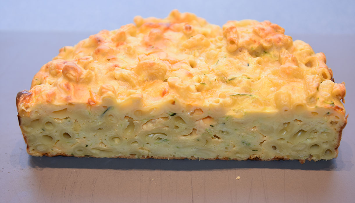 Mac and Squeese (MAC and SQUash, chEESE) Ingredienser 2 ½ dl Makaroni (kokes) 300 g Squash 1 Mozzarella 2 dl Ost (revet – cheddar eller annen) 75 g Parmesan (revet) ½ dl Olje (oliven) 2 ½ dl Hvetemel (140 g) 1 ½ ts Bakepulver 1 ts Salt 4 Egg https://heidisboble.no/ @heidisboble