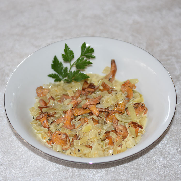 Kantarellstuing Ingredienser 300 g Kantareller 2 ss Smør 1 Løk 1 ts Timian (Tørket) ½ ts Pepper (svart) 2 dl Fløte Salt https://heidisboble.no/ @heidisboble