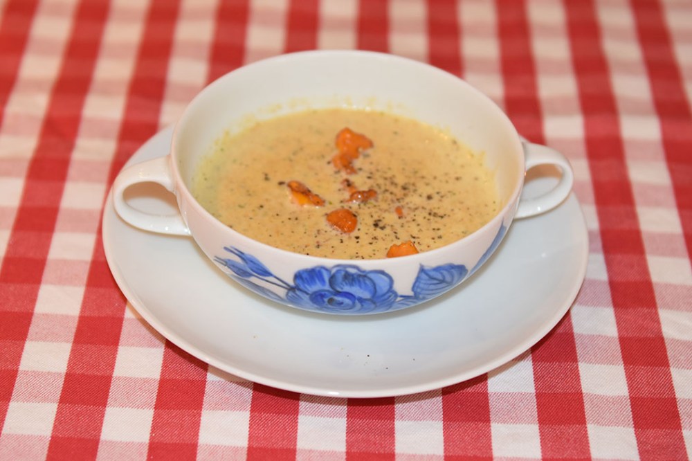 Kantarellsuppe Ingredienser 1 ss Smør 1 ss Olje (nøytral) ½ Løk (hakket) 2 fedd Hvitløk (hakket) 1 ts Timian (tørket) 500 g Kantareller 8 dl Grønnsakkraft (eller buljong) 2 dl Fløte Salt og pepper https://heidisboble.no/ @heidisboble