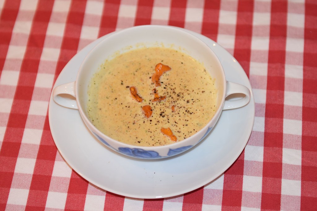 Kantarellsuppe Ingredienser 1 ss Smør 1 ss Olje (nøytral) ½ Løk (hakket) 2 fedd Hvitløk (hakket) 1 ts Timian (tørket) 500 g Kantareller 8 dl Grønnsakkraft (eller buljong) 2 dl Fløte Salt og pepper https://heidisboble.no/ @heidisboble