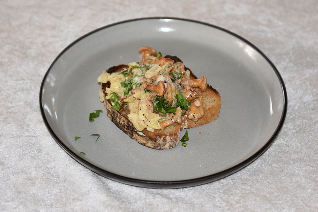 Kantarellblingser / Smørbrød med kantareller / toast med kantarellstuing Ingredienser 300 g Kantareller 2 ss Smør 1 Løk 1 ts Timian (Tørket) ½ ts Pepper (svart) 2 dl Fløte 4 skiver Formloff (for oppskrift - trykk HER) 2 ss Parmesan (revet) 2 ss Persille (hakket) Salt https://heidisboble.no/ @heidisboble