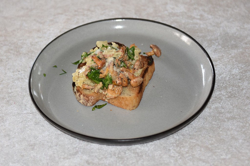 Kantarellblingser / Smørbrød med kantareller / toast med kantarellstuing Ingredienser 300 g Kantareller 2 ss Smør 1 Løk 1 ts Timian (Tørket) ½ ts Pepper (svart) 2 dl Fløte 4 skiver Formloff (for oppskrift - trykk HER) 2 ss Parmesan (revet) 2 ss Persille (hakket) Salt https://heidisboble.no/ @heidisboble