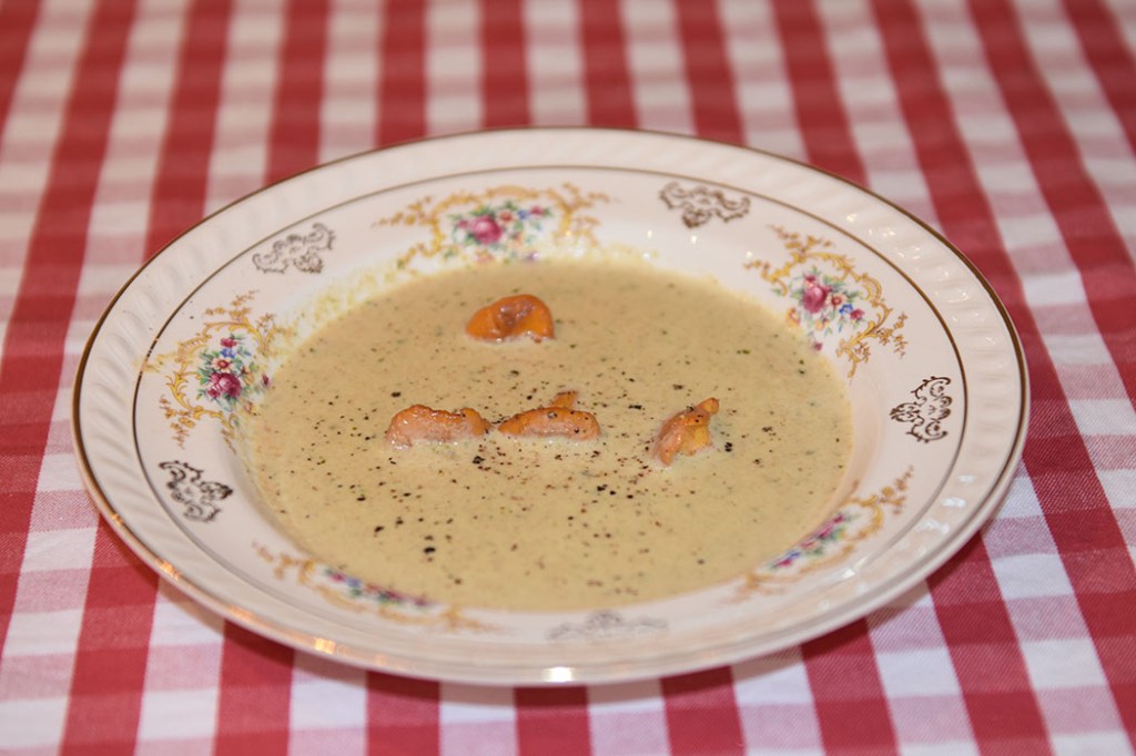 Kantarellsuppe Ingredienser 1 ss Smør 1 ss Olje (nøytral) ½ Løk (hakket) 2 fedd Hvitløk (hakket) 1 ts Timian (tørket) 500 g Kantareller 8 dl Grønnsakkraft (eller buljong) 2 dl Fløte Salt og pepper https://heidisboble.no/ @heidisboble