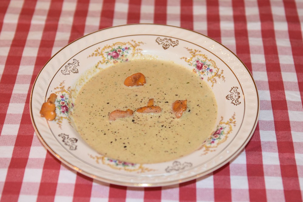 Kantarellsuppe Ingredienser 1 ss Smør 1 ss Olje (nøytral) ½ Løk (hakket) 2 fedd Hvitløk (hakket) 1 ts Timian (tørket) 500 g Kantareller 8 dl Grønnsakkraft (eller buljong) 2 dl Fløte Salt og pepper https://heidisboble.no/ @heidisboble