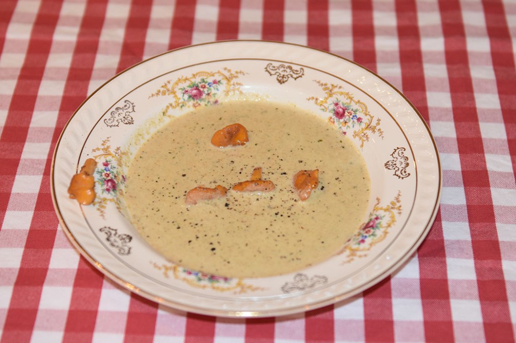 Kantarellsuppe Ingredienser 1 ss Smør 1 ss Olje (nøytral) ½ Løk (hakket) 2 fedd Hvitløk (hakket) 1 ts Timian (tørket) 500 g Kantareller 8 dl Grønnsakkraft (eller buljong) 2 dl Fløte Salt og pepper https://heidisboble.no/ @heidisboble