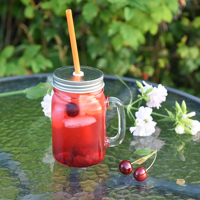 Kirsebærlimonade Cocktail Ingredienser: 6 dl Lemonade 4 ss Kirsebærsirup Sirup kirsebær til pynt Isbiter https://heidisboble.no/ @heidisboble