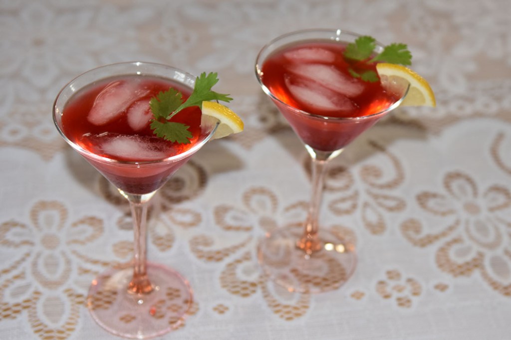 Kirsebærlemonade Cocktail Ingredienser: 5 dl Lemonade 3 ss Kirsebærsirup 0,6 dl Vodka Sirup kirsebær til pynt Isbiter https://heidisboble.no/ @heidisboble