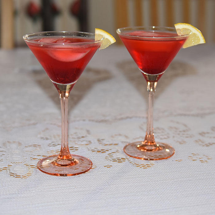 Kirsebærlemonade Cocktail Ingredienser: 5 dl Lemonade 3 ss Kirsebærsirup 0,6 dl Vodka Sirup kirsebær til pynt Isbiter https://heidisboble.no/ @heidisboble