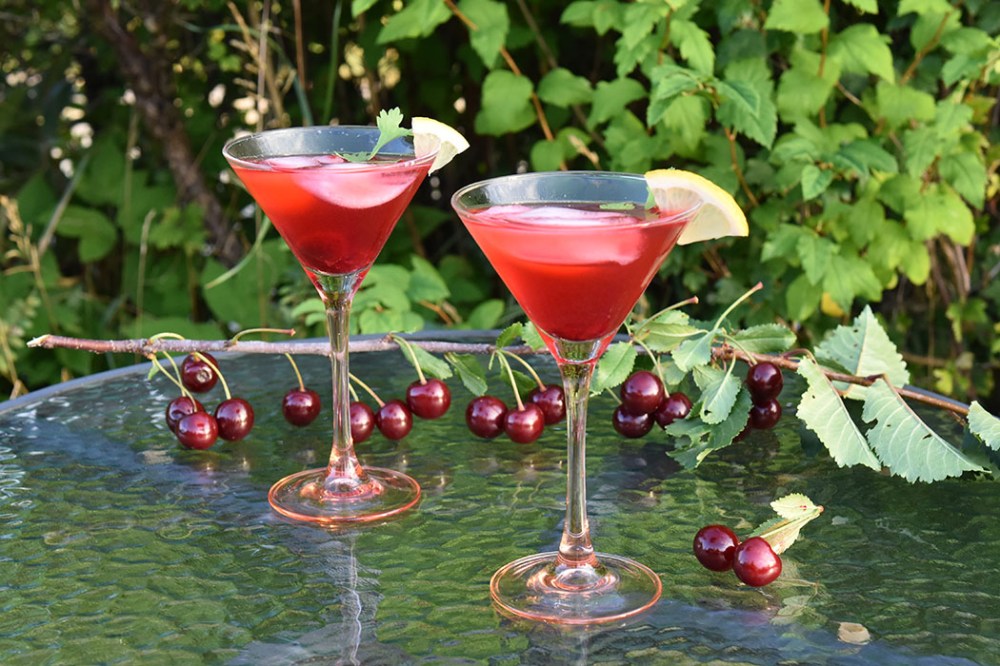 Kirsebærlemonade Cocktail Ingredienser: 5 dl Lemonade 3 ss Kirsebærsirup 0,6 dl Vodka Sirup kirsebær til pynt Isbiter https://heidisboble.no/ @heidisboble