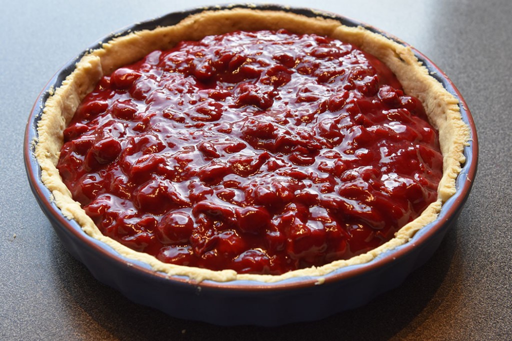 Kirsebærpai Ingredienser: Pai skall: 300 g Hvetemel (5 dl) 180 g Margarin 3-4 ss Vann (iskaldt) Kirsebærfyll: 200 g Sukker 3 ss Hvetemel (30 g) ¼ ss Kanel ¼ ss Mandelessens (valgfritt) 1 ss Margarin 500 g Kirsebær https://heidisboble.no/ @heidisboble