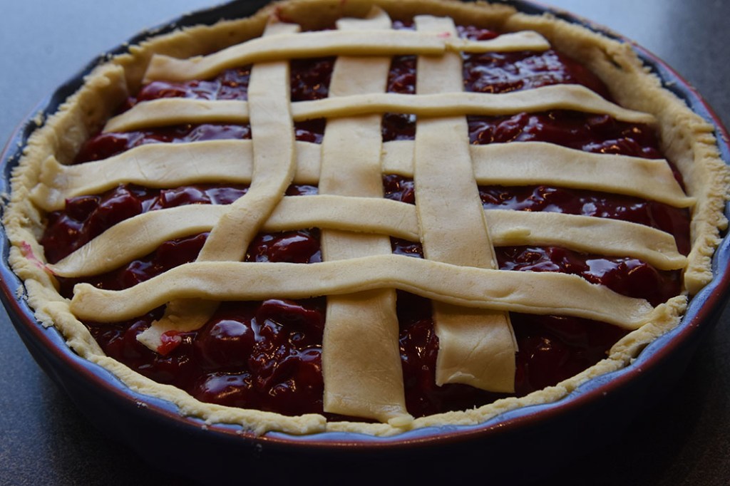 Kirsebærpai Ingredienser: Pai skall: 300 g Hvetemel (5 dl) 180 g Margarin 3-4 ss Vann (iskaldt) Kirsebærfyll: 200 g Sukker 3 ss Hvetemel (30 g) ¼ ss Kanel ¼ ss Mandelessens (valgfritt) 1 ss Margarin 500 g Kirsebær https://heidisboble.no/ @heidisboble