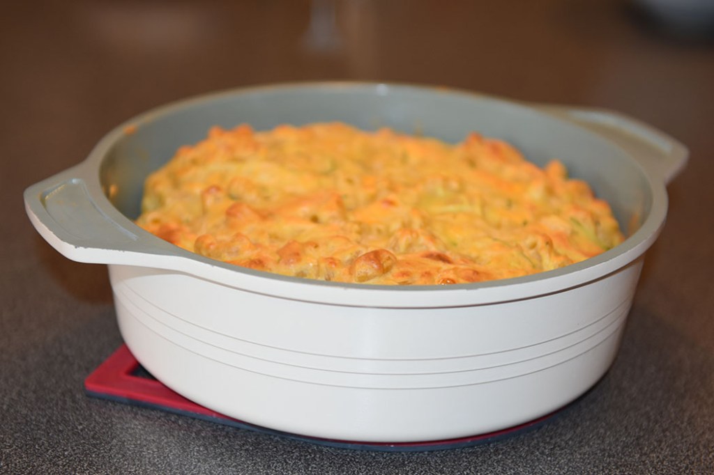 Mac and Squeese (MAC and SQuash, chEESE) https://heidisboble.no/ @heidisboble Ingredienser 2 ½ dl Makaroni (kokes) 300 g Squash 1 Mozzarella 2 dl Ost (revet – cheddar eller annen) 75 g Parmesan (revet) ½ dl Olje (oliven) 2 ½ dl Hvetemel (140 g) 1 ½ ts Bakepulver 1 ts Salt 4 Egg