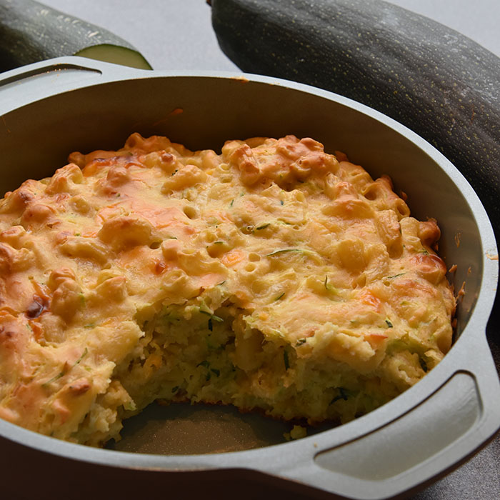 Mac and Squeese (MAC and SQUash, chEESE) Ingredienser 2 ½ dl Makaroni (kokes) 300 g Squash 1 Mozzarella 2 dl Ost (revet – cheddar eller annen) 75 g Parmesan (revet) ½ dl Olje (oliven) 2 ½ dl Hvetemel (140 g) 1 ½ ts Bakepulver 1 ts Salt 4 Egg https://heidisboble.no/ @heidisboble