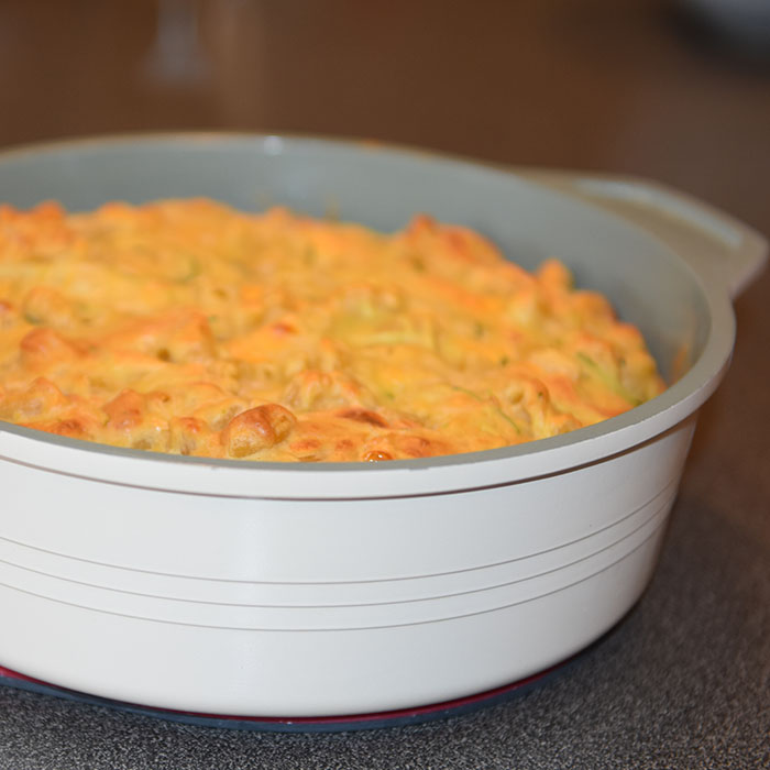 Mac and Squeese (MAC and SQUash, chEESE) Ingredienser 2 ½ dl Makaroni (kokes) 300 g Squash 1 Mozzarella 2 dl Ost (revet – cheddar eller annen) 75 g Parmesan (revet) ½ dl Olje (oliven) 2 ½ dl Hvetemel (140 g) 1 ½ ts Bakepulver 1 ts Salt 4 Egg https://heidisboble.no/ @heidisboble