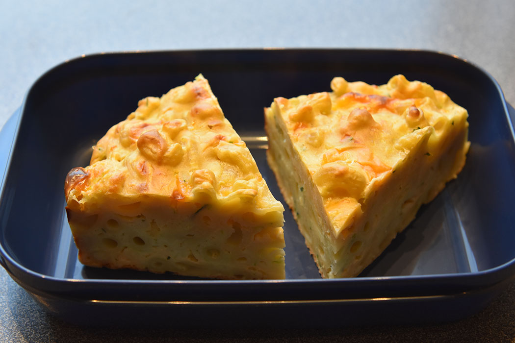 Mac and Squeese (MAC and SQUash, chEESE) Ingredienser 2 ½ dl Makaroni (kokes) 300 g Squash 1 Mozzarella 2 dl Ost (revet – cheddar eller annen) 75 g Parmesan (revet) ½ dl Olje (oliven) 2 ½ dl Hvetemel (140 g) 1 ½ ts Bakepulver 1 ts Salt 4 Egg https://heidisboble.no/ @heidisboble