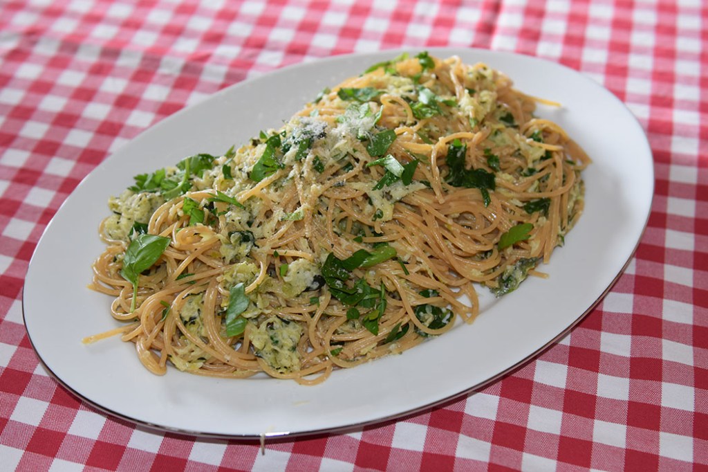 Kremet spagetti med Squash og sitron Ingredienser 500 g Squash (raspet) ½ Løk (raspet) 2 fedd Hvitløk (raspet) ¼ ts Chiliflak 3 ss Olje (oliven) 500 g Spagetti (gjerne fullkorn) 2 ts Salt 1 Sitron (presset) 15 g Parmesan (raspet) 1 dl Basilikum blader (hakket) 1 dl Kremfløte Pepper (nykvernet) https://heidisboble.no/ @heidisboble