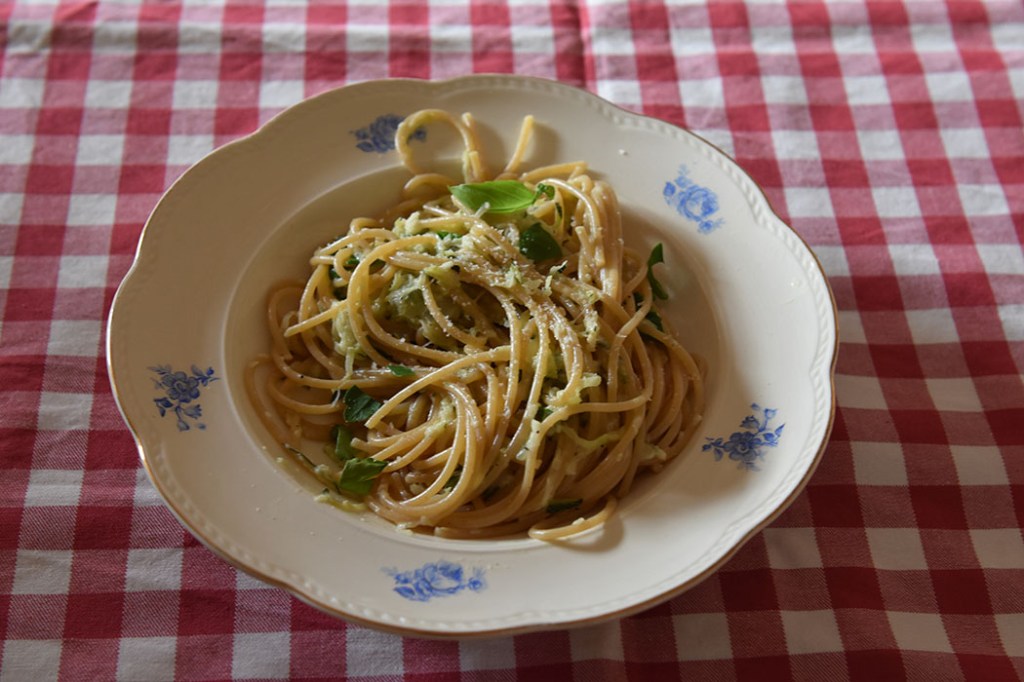 Kremet spagetti med Squash og sitron Ingredienser 500 g Squash (raspet) ½ Løk (raspet) 2 fedd Hvitløk (raspet) ¼ ts Chiliflak 3 ss Olje (oliven) 500 g Spagetti (gjerne fullkorn) 2 ts Salt 1 Sitron (presset) 15 g Parmesan (raspet) 1 dl Basilikum blader (hakket) 1 dl Kremfløte Pepper (nykvernet) https://heidisboble.no/ @heidisboble