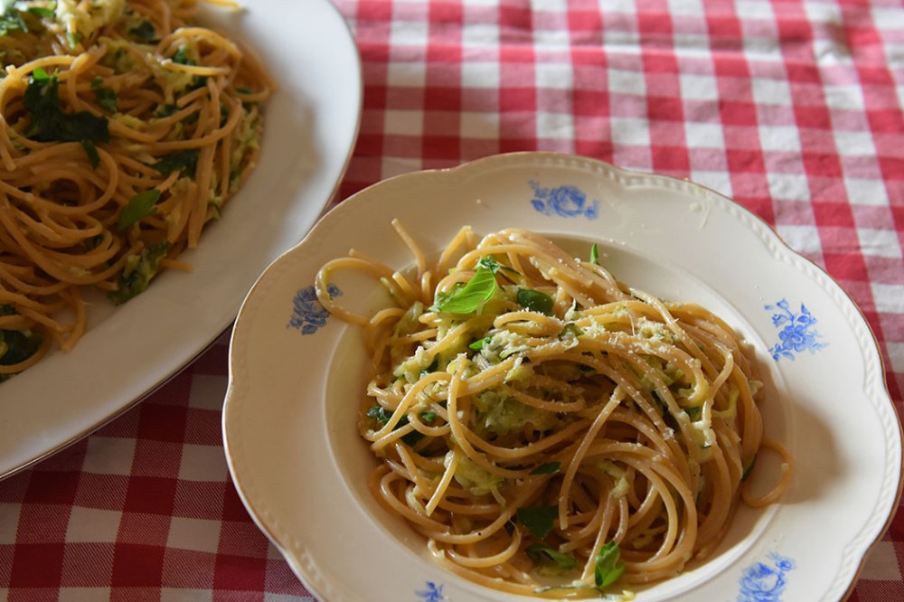 Kremet spagetti med Squash og sitron Ingredienser 500 g Squash (raspet) ½ Løk (raspet) 2 fedd Hvitløk (raspet) ¼ ts Chiliflak 3 ss Olje (oliven) 500 g Spagetti (gjerne fullkorn) 2 ts Salt 1 Sitron (presset) 15 g Parmesan (raspet) 1 dl Basilikum blader (hakket) 1 dl Kremfløte Pepper (nykvernet) https://heidisboble.no/ @heidisboble