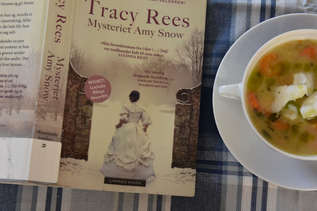 Rees, Tracy (2019) «Mysteriet Amy Snow», Cappelen Damm Fiskesuppe med dillolje Porsjoner Tid Vanskelighetsgrad 3 30 min. Enkel Ingredienser: 1 Løk (hakkes) 1 Gulrot (hakkes) 1 stilk Selleri (hakkes) 2-3 Gulerøtter (i skiver) ½ Purreløk (i skiver) 2 ss Smør 2 ss Hvetemel (strøkne) 8 dl Fiskekraft 2 dl Melk Ca 300 g Torsk (i litt store biter) Salt, pepper, persille Dillolje: 1 ½ - 2 Dill (krukker) 2 dl Olje (soya) Salt https://heidisboble.no/ @heidisboble
