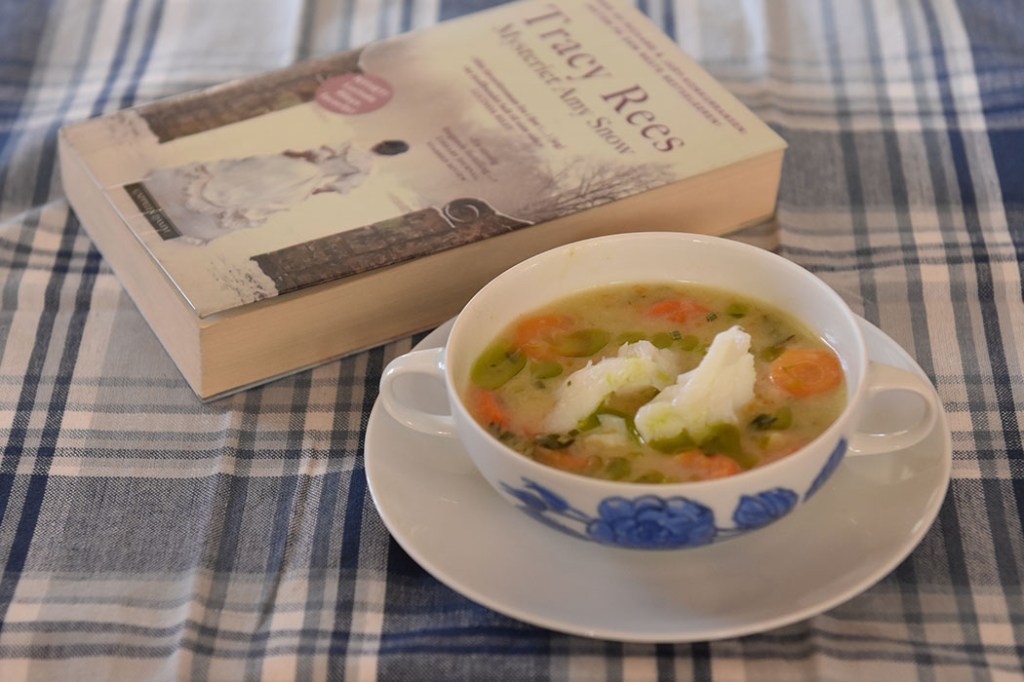 Rees, Tracy (2019) «Mysteriet Amy Snow», Cappelen Damm Fiskesuppe med dillolje Porsjoner Tid Vanskelighetsgrad 3 30 min. Enkel Ingredienser: 1 Løk (hakkes) 1 Gulrot (hakkes) 1 stilk Selleri (hakkes) 2-3 Gulerøtter (i skiver) ½ Purreløk (i skiver) 2 ss Smør 2 ss Hvetemel (strøkne) 8 dl Fiskekraft 2 dl Melk Ca 300 g Torsk (i litt store biter) Salt, pepper, persille Dillolje: 1 ½ - 2 Dill (krukker) 2 dl Olje (soya) Salt https://heidisboble.no/ @heidisboble
