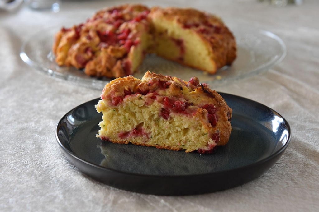 Scones med rips og squash Ingredienser 5 dl Hvetemel 3 ts Bakepulver 1 ts Vaniljesukker 1 dl Sukker 100 g Smør (kaldt) 1 Egg 1 ½ dl Rømme 100 g squash 100 g Rips https://heidisboble.no/ @heidisboble