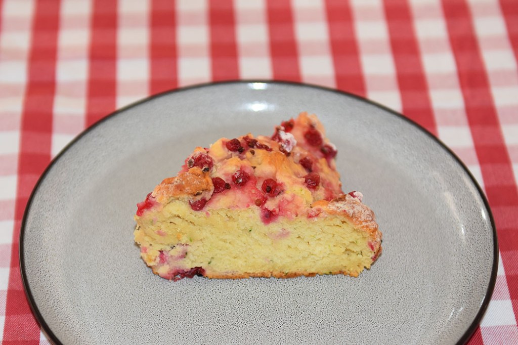 Scones med rips og squash Ingredienser 5 dl Hvetemel 3 ts Bakepulver 1 ts Vaniljesukker 1 dl Sukker 100 g Smør (kaldt) 1 Egg 1 ½ dl Rømme 100 g squash 100 g Rips https://heidisboble.no/ @heidisboble