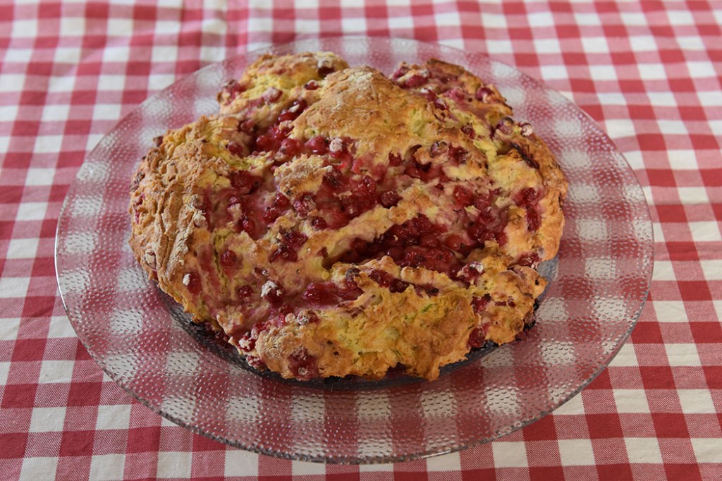 Scones med rips og squash Ingredienser 5 dl Hvetemel 3 ts Bakepulver 1 ts Vaniljesukker 1 dl Sukker 100 g Smør (kaldt) 1 Egg 1 ½ dl Rømme 100 g squash 100 g Rips https://heidisboble.no/ @heidisboble