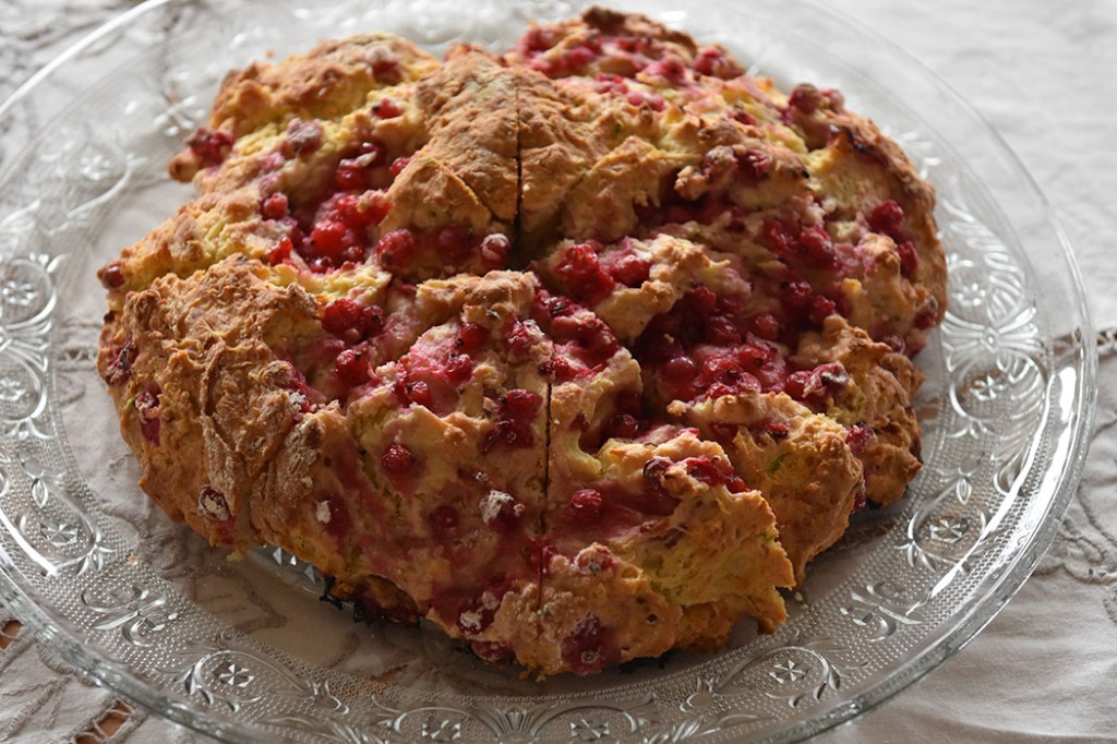 Scones med rips og squash Ingredienser 5 dl Hvetemel 3 ts Bakepulver 1 ts Vaniljesukker 1 dl Sukker 100 g Smør (kaldt) 1 Egg 1 ½ dl Rømme 100 g squash 100 g Rips https://heidisboble.no/ @heidisboble