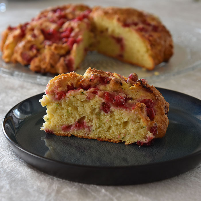 Scones med rips og squash Ingredienser 5 dl Hvetemel 3 ts Bakepulver 1 ts Vaniljesukker 1 dl Sukker 100 g Smør (kaldt) 1 Egg 1 ½ dl Rømme 100 g squash 100 g Rips https://heidisboble.no/ @heidisboble