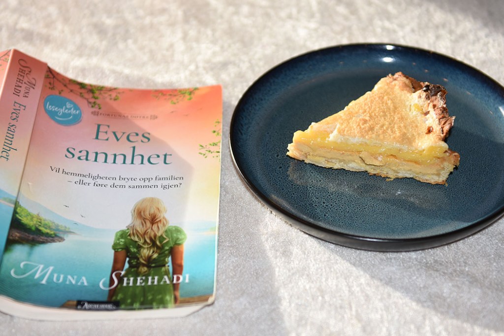 Shehadi, Muna (2021) «Eves sannhet», Aschehoug OG Sitronterte – Torta de limón Ingredienser: Bunnen: 250 g Hvetemel 1ss Melis 90 g Smør (i terninger) 1 ss Olje (raps eller solsikke) 1 Eggeplomme Ca 1 ½ dl Vann 1 Eggehvite (lett pisket) Fyllet: 3 Eggeplommer 1 Sitron (skall) 1 boks Vikingemelk 2-3 Sitroner (saft) Sitronkrem: 100 g Sukker 2 Sitroner (skall) 150 g Sitronsaft (ca 1 ½ dl) 2 Egg store 1 ss (strøken) Maisenna Marengs (toppingen): 3 Eggehviter 1 klype Salt 2 ss Sukker 1 ss Hvetemel https://heidisboble.no/ @heidisboble