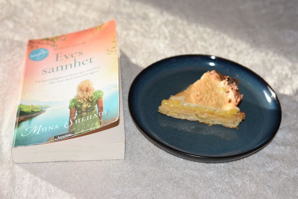 Shehadi, Muna (2021) «Eves sannhet», Aschehoug OG Sitronterte – Torta de limón Ingredienser: Bunnen: 250 g Hvetemel 1ss Melis 90 g Smør (i terninger) 1 ss Olje (raps eller solsikke) 1 Eggeplomme Ca 1 ½ dl Vann 1 Eggehvite (lett pisket) Fyllet: 3 Eggeplommer 1 Sitron (skall) 1 boks Vikingemelk 2-3 Sitroner (saft) Sitronkrem: 100 g Sukker 2 Sitroner (skall) 150 g Sitronsaft (ca 1 ½ dl) 2 Egg store 1 ss (strøken) Maisenna Marengs (toppingen): 3 Eggehviter 1 klype Salt 2 ss Sukker 1 ss Hvetemel https://heidisboble.no/ @heidisboble