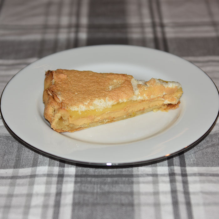 Sitronterte – Torta de limón Ingredienser: Bunnen: 250 g Hvetemel 1ss Melis 90 g Smør (i terninger) 1 ss Olje (raps eller solsikke) 1 Eggeplomme Ca 1 ½ dl Vann 1 Eggehvite (lett pisket) Fyllet: 3 Eggeplommer 1 Sitron (skall) 1 boks Vikingemelk 2-3 Sitroner (saft) Sitronkrem: 100 g Sukker 2 Sitroner (skall) 150 g Sitronsaft (ca 1 ½ dl) 2 Egg store 1 ss (strøken) Maisenna Marengs (toppingen): 3 Eggehviter 1 klype Salt 2 ss Sukker 1 ss Hvetemel https://heidisboble.no/ @heidisboble
