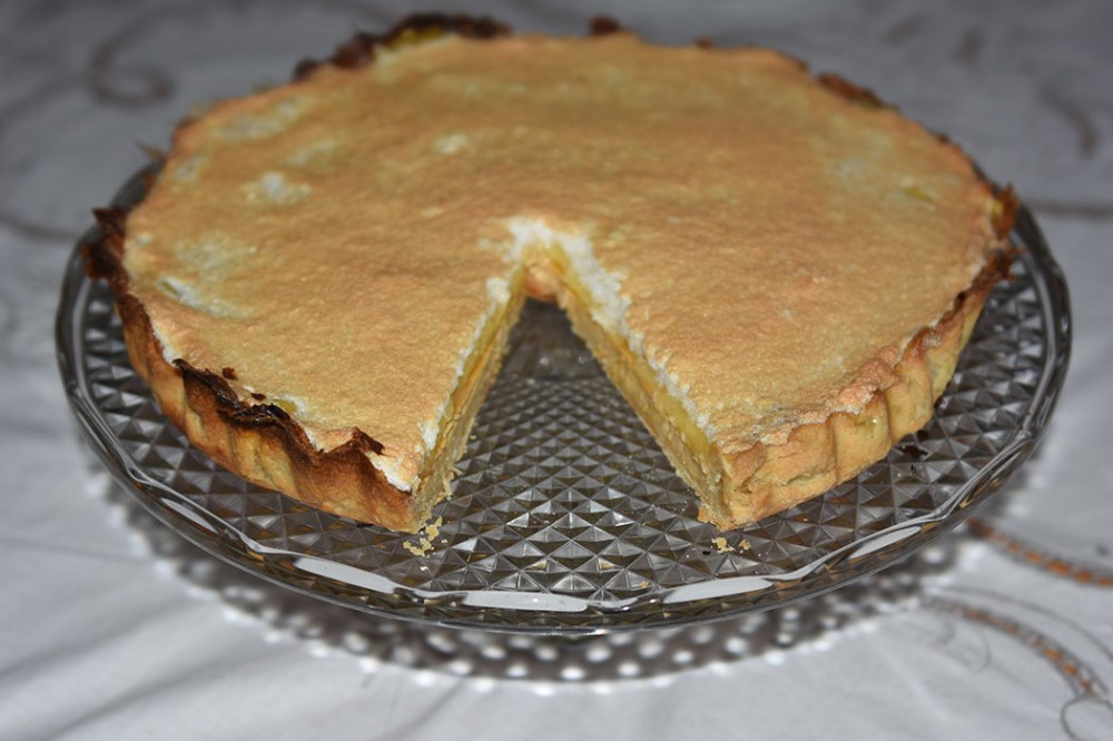 Sitronterte – Torta de limón Ingredienser: Bunnen: 250 g Hvetemel 1ss Melis 90 g Smør (i terninger) 1 ss Olje (raps eller solsikke) 1 Eggeplomme Ca 1 ½ dl Vann 1 Eggehvite (lett pisket) Fyllet: 3 Eggeplommer 1 Sitron (skall) 1 boks Vikingemelk 2-3 Sitroner (saft) Sitronkrem: 100 g Sukker 2 Sitroner (skall) 150 g Sitronsaft (ca 1 ½ dl) 2 Egg store 1 ss (strøken) Maisenna Marengs (toppingen): 3 Eggehviter 1 klype Salt 2 ss Sukker 1 ss Hvetemel https://heidisboble.no/ @heidisboble