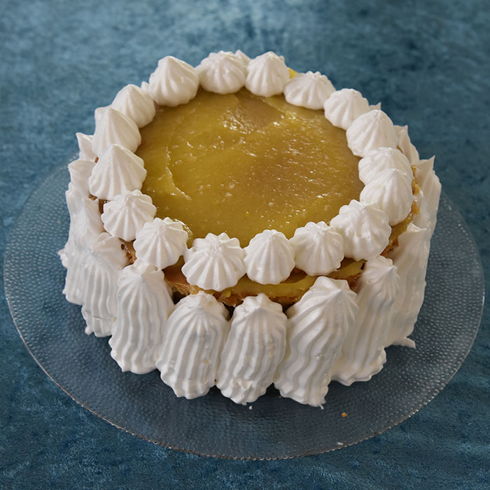 Sitronmarengskake Ingredienser Sitronkrem: 200 g Sukker 3 Sitroner (skall) 150 g Sitronsaft (ca 1 ½ dl) 3 Egg store 1 ss Maisenna Kakebunnen: 85 g Sukker 50 g Vann (½ dl) 300 g Smør (mykt) 200 g Sukker 75 g Sukker (lyst brunt) 300 g Hvetemel 4 ts Bakepulver 5 Egg (romtempererte) 25 g Maisenna 4 Sitroner (skall) Karamelliserte sitronskiver: 1 Sitron (skivet) 350 g Vann (3 ½ dl) 175 g Sukker Italiensk marengs: 250 g Sukker 150 g Vann (1 ¾ dl) 5 Eggehviter ½ ts Eddik https://heidisboble.no/ @heidisboble