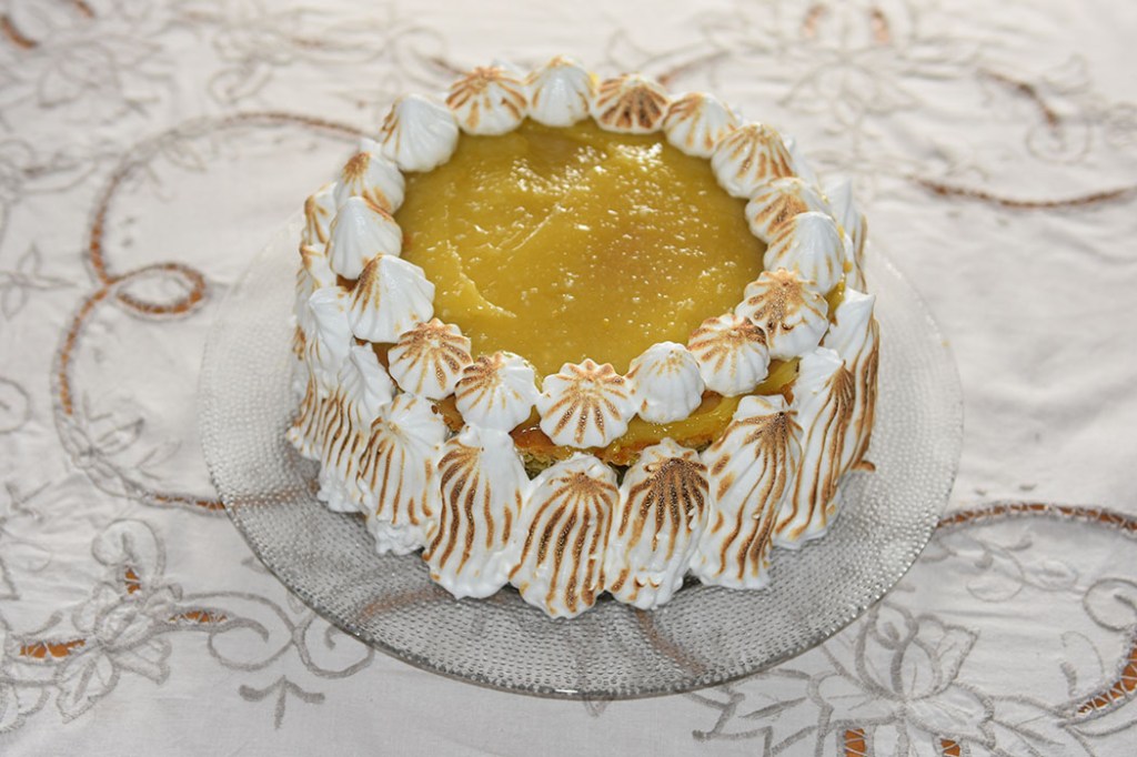 Sitronmarengskake Ingredienser Sitronkrem: 200 g Sukker 3 Sitroner (skall) 150 g Sitronsaft (ca 1 ½ dl) 3 Egg store 1 ss Maisenna Kakebunnen: 85 g Sukker 50 g Vann (½ dl) 300 g Smør (mykt) 200 g Sukker 75 g Sukker (lyst brunt) 300 g Hvetemel 4 ts Bakepulver 5 Egg (romtempererte) 25 g Maisenna 4 Sitroner (skall) Karamelliserte sitronskiver: 1 Sitron (skivet) 350 g Vann (3 ½ dl) 175 g Sukker Italiensk marengs: 250 g Sukker 150 g Vann (1 ¾ dl) 5 Eggehviter ½ ts Eddik https://heidisboble.no/ @heidisboble