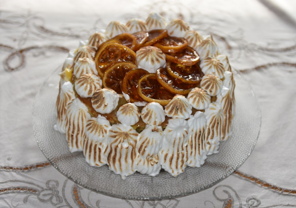 Sitronmarengskake Ingredienser Sitronkrem: 200 g Sukker 3 Sitroner (skall) 150 g Sitronsaft (ca 1 ½ dl) 3 Egg store 1 ss Maisenna Kakebunnen: 85 g Sukker 50 g Vann (½ dl) 300 g Smør (mykt) 200 g Sukker 75 g Sukker (lyst brunt) 300 g Hvetemel 4 ts Bakepulver 5 Egg (romtempererte) 25 g Maisenna 4 Sitroner (skall) Karamelliserte sitronskiver: 1 Sitron (skivet) 350 g Vann (3 ½ dl) 175 g Sukker Italiensk marengs: 250 g Sukker 150 g Vann (1 ¾ dl) 5 Eggehviter ½ ts Eddik https://heidisboble.no/ @heidisboble