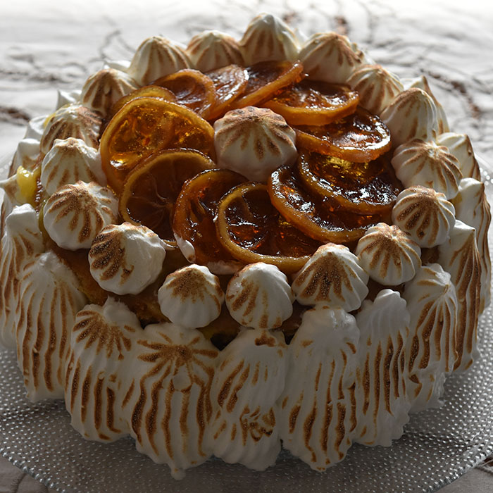 Sitronmarengskake Ingredienser Sitronkrem: 200 g Sukker 3 Sitroner (skall) 150 g Sitronsaft (ca 1 ½ dl) 3 Egg store 1 ss Maisenna Kakebunnen: 85 g Sukker 50 g Vann (½ dl) 300 g Smør (mykt) 200 g Sukker 75 g Sukker (lyst brunt) 300 g Hvetemel 4 ts Bakepulver 5 Egg (romtempererte) 25 g Maisenna 4 Sitroner (skall) Karamelliserte sitronskiver: 1 Sitron (skivet) 350 g Vann (3 ½ dl) 175 g Sukker Italiensk marengs: 250 g Sukker 150 g Vann (1 ¾ dl) 5 Eggehviter ½ ts Eddik https://heidisboble.no/ @heidisboble