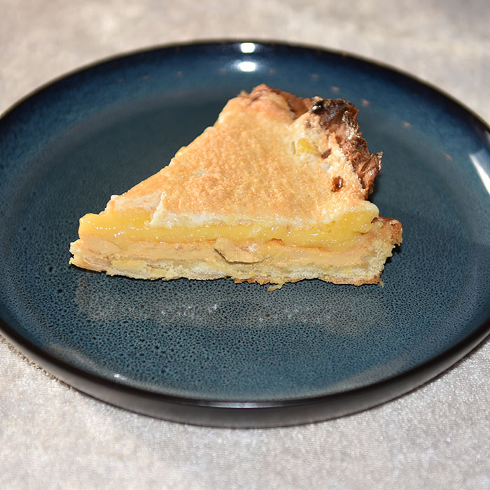 Sitronterte – Torta de limón Ingredienser: Bunnen: 250 g Hvetemel 1ss Melis 90 g Smør (i terninger) 1 ss Olje (raps eller solsikke) 1 Eggeplomme Ca 1 ½ dl Vann 1 Eggehvite (lett pisket) Fyllet: 3 Eggeplommer 1 Sitron (skall) 1 boks Vikingemelk 2-3 Sitroner (saft) Sitronkrem: 100 g Sukker 2 Sitroner (skall) 150 g Sitronsaft (ca 1 ½ dl) 2 Egg store 1 ss (strøken) Maisenna Marengs (toppingen): 3 Eggehviter 1 klype Salt 2 ss Sukker 1 ss Hvetemel https://heidisboble.no/ @heidisboble